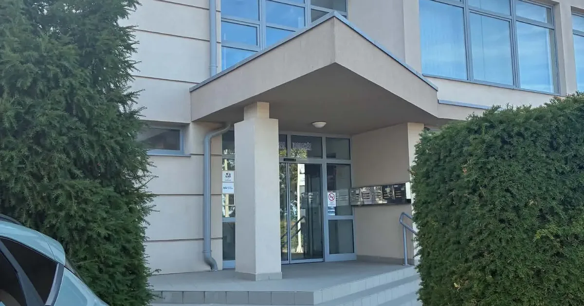 A Central Üzletház bejárata Veszprémben, ahol a Lélekszerviz stúdiója az első emeleten található